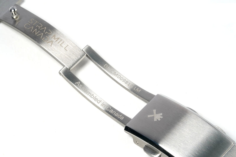 Grey Ratchet Clasp Rubber Strap